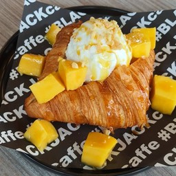 Mango Crumble croissant