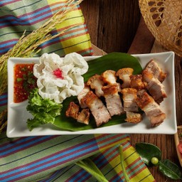 D07หมูกรอบ&น้ำจิ้มซีฟู้ด Crispy Pork with Seafood sauce