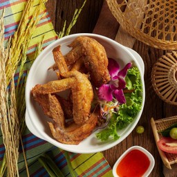 D06ปีกไก่ทอดน้ำปลา chicken wings with fish sauce.