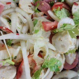 ข้าวกระเพาและปลาทอดยำแซ่บ 1ตลาดสำเร่ใหม่