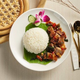 E01กระเพราหมูกรอบ Stir Fried Basil with Crispy Pork