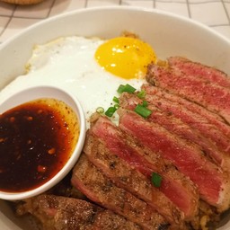 ข้าวหน้าเนื้อย่างซอสแจ่ว+ไข่ดาว