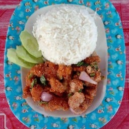 พี่สาวอาหารตามสั่งตลาดโต้รุ่งสะพานฟ้าคลอง1