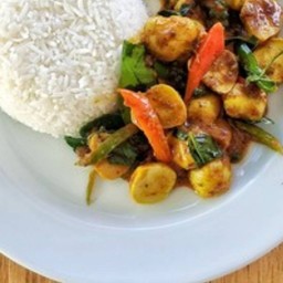 ข้าว- ผัดกระเพราลูกชิ้นปลา + ไข่ข้น