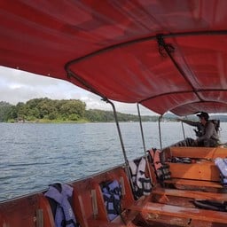 พี่ที่ขับเรือของที่พักเล่าถึงความเป็นมาของวัดที่นี้