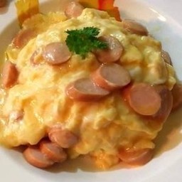 ข้าวไข่ข้นไส้กรอก