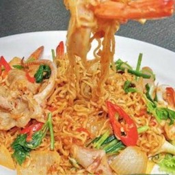มาม่าผัดไข่เค็ม