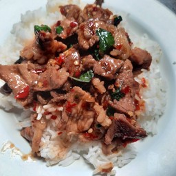 ข้าวกะเพาหมูชิ้น