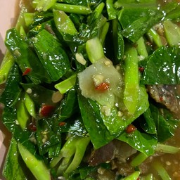 ผัดผักคะน้าหมูกรอบ ปลาเค็ม