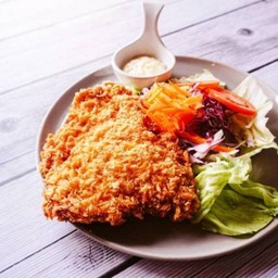 สลัดหมูชุบแป้งทอด [จัดส่ง]