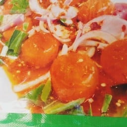 ยำไข่แดง