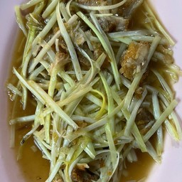 กุยช่ายขาวผัดหมูกรอบ กุ้ง