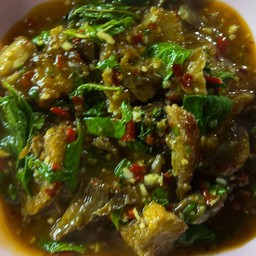 กะเพราหมูกรอบ