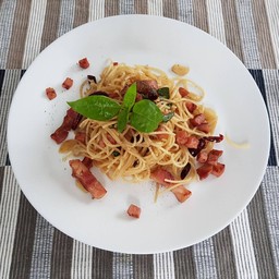 สปาเกตตี้เบค่อนผัดพริกแห้ง