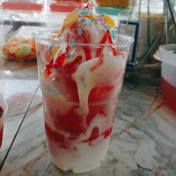 ไอศกรีมเกล็ดหิมะสตอเบอรี่โยเกิร์ต -