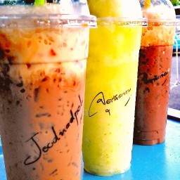 จุดนัดพบ ชา-กาแฟโบราณ-ผลไม้ปั่น หน้าตลาดเปิดท้ายขนส่ง Asean Night Bazaar