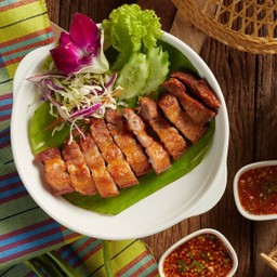 D08หมูสามชั้นทอดน้ำปลา Deep fried Pork belly with fish sauce