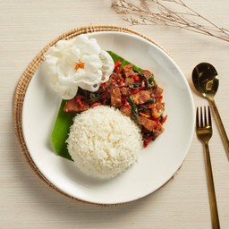 E11กระเพาหมูกรอบ เจ (Stir Fried Basail Leaf with Crispy pork)