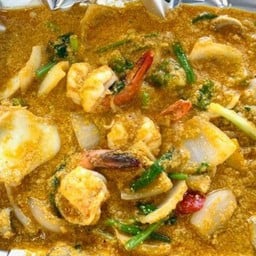 ทะเลผัดผงกะหรี่ (กุ้ง หมึก)