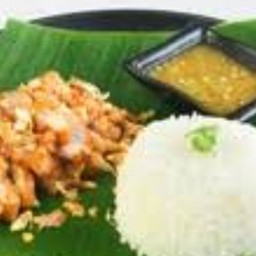 ข้าวราด เนื้อทอดน้ำปลา + น้ำจิ้มซีฟู๊ด