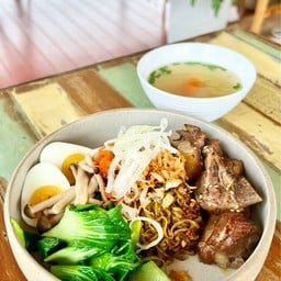 ก๋วยเตี๋ยวคลุกซี่โครงอ่อนหมู(บะหมี่ผัก)