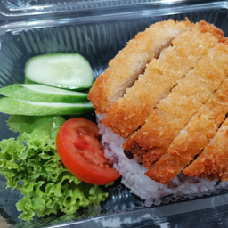 ข้าวหน้าเสต็กไก่ทอดเจ น้ำจิ้มสามรส