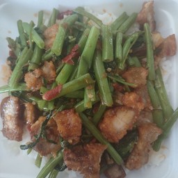 ผัดผักบุ้งหมูกรอบราดข้าว