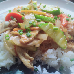 ผัดเปรี้ยวหวานหมูราดข้าว