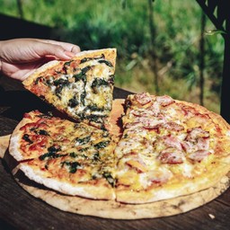 Pizza 2 หน้า ผักโขม และฮาวาเอี้ยน (ถาด 4 ชิ้น)