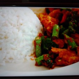 ผัดพริกแกงเนื้อราดข้าว