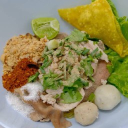 กู๋สองมือทอง ก๋วยเตี๋ยวหมูต้มยำ ต้มเลือดหมู