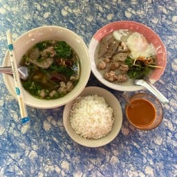 เจ้พิช โจ๊ก เกาเหลาเลือดหมู สี่แยกคูขวาง