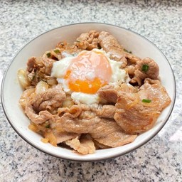 ข้าวหมูผัดซอสญี่ปุ่น