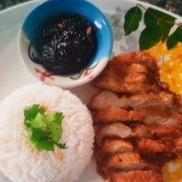 ข้าวสวยร้อนๆ+สามชั้นทอด+น้ำพริกตาแดง