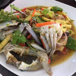 ยำปูม้ากุ้งสด