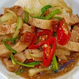 ข้าวหมูกรอบผัดน้ำมันหอย