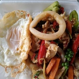 ผัดขี้เมารวมมิตรไข่ดาว