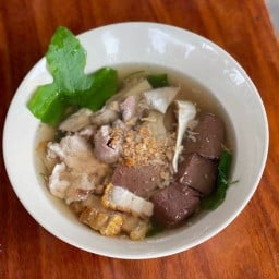 เปี๊ยกต้มเลือดหมู ข้าวหน้าเป็ด เจ้าเก่าปากซอยพุทธบูชา สาขาเอกชัยบางบอน