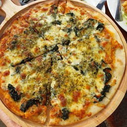 Pizza บาง กรอบ ผักโขมชีส