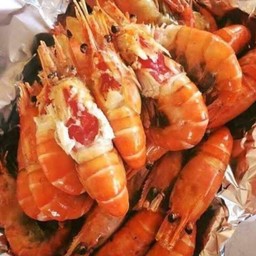 ภูมิกุ้งเป็นๆ  ตลาดกัลยาหลังสถานีรถไฟ