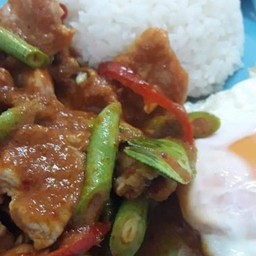 ผัดพริกแกงราดข้าว