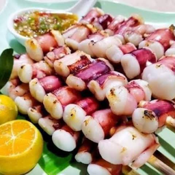 หนวดหมึกหั่นเสียบไม้