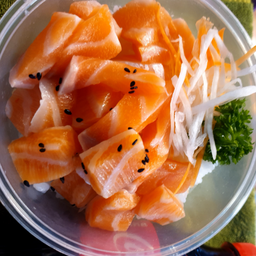 ข้าวด้งแซลมอนหั่นเต๋า ฟรี โค้ก 1 ขวด 295 มล.