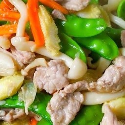 ข้าวราดผัดผักรวมหมูนุ่ม