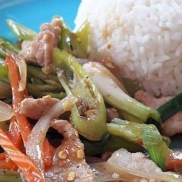 ผัดพริกอ่อนราดข้าว