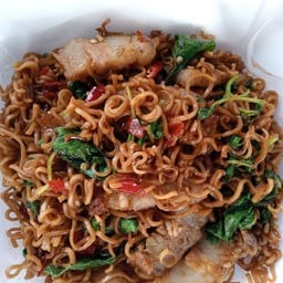 มาม่าผัดกะเพราหมูกรอบ (พิเศษเพิ่มมาม่า)