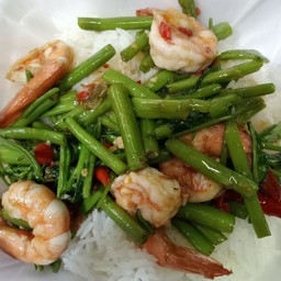 ผัดผักบุ้งกุ้งสดราดข้าว