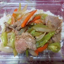 ผัดพริกอ่อนหมู ราดข้าว