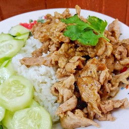 หมูกระเทียมราดข้าวหอมพริกไทย+ไข่ดาว