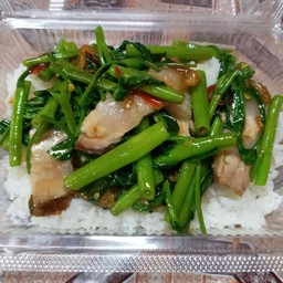 ผักบุ้งหมูกรอบ ราดข้าว